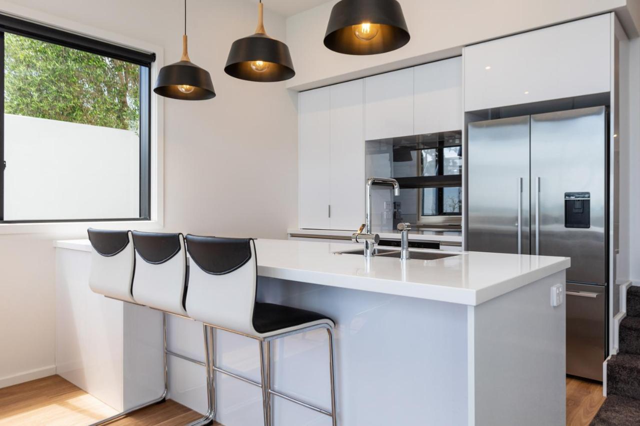 Oakura Beach Front Apartments エクステリア 写真