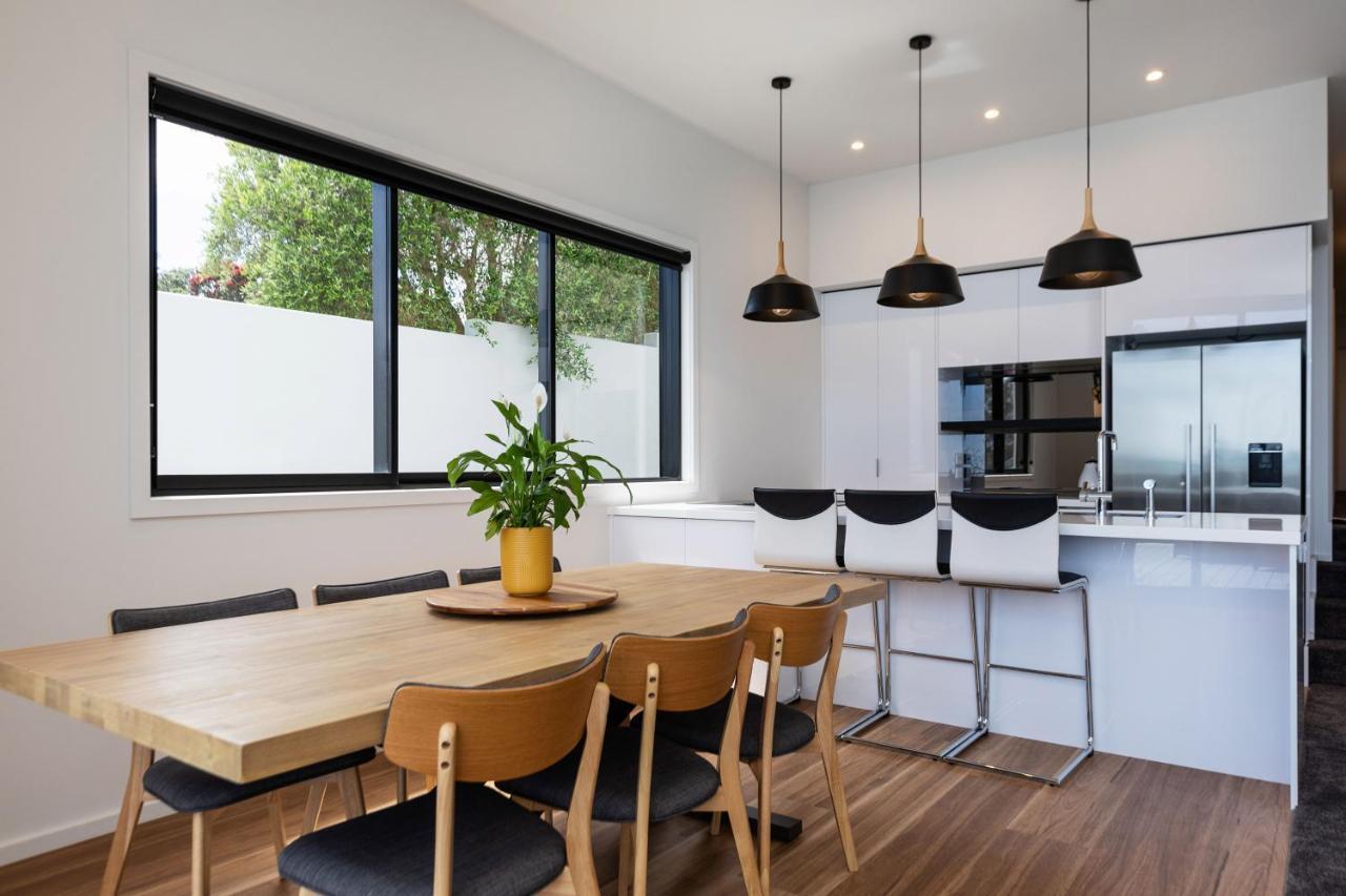 Oakura Beach Front Apartments エクステリア 写真