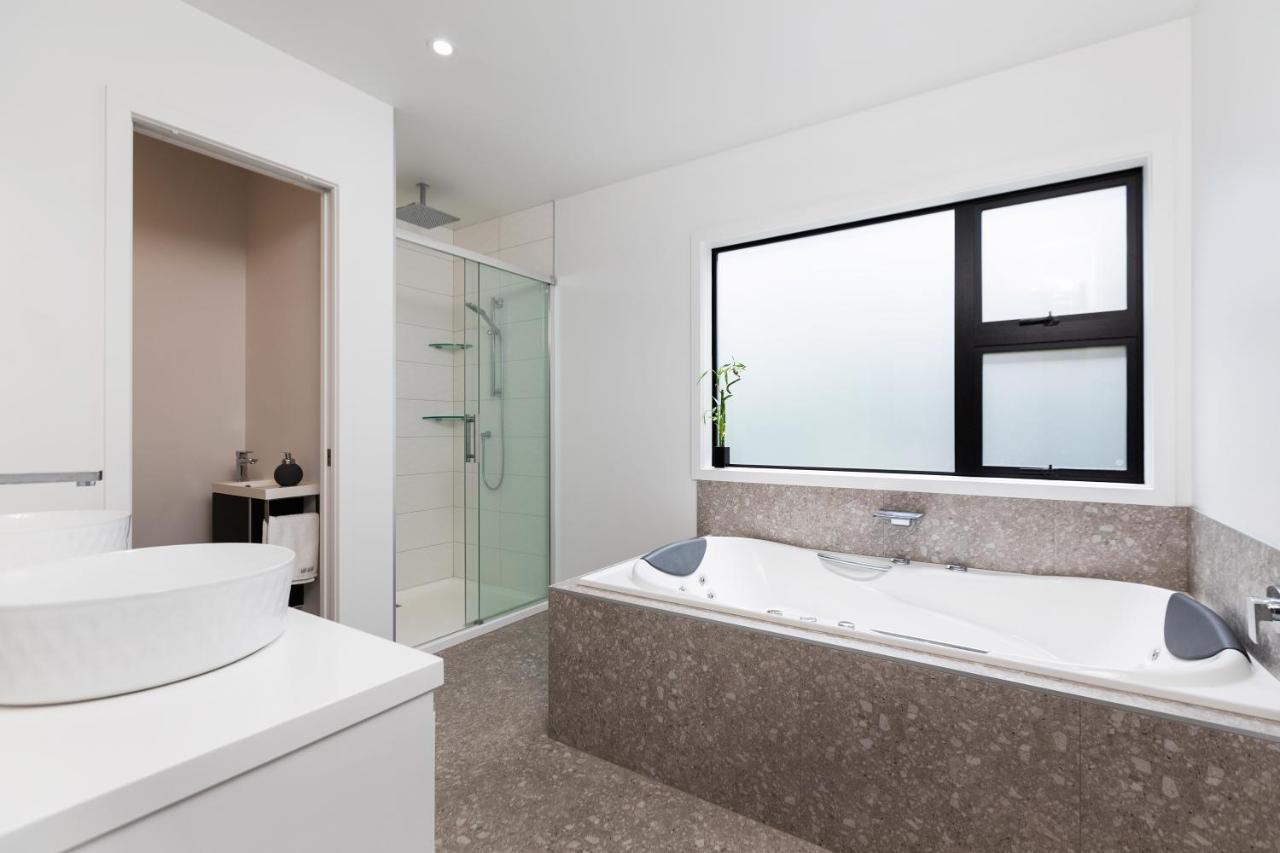 Oakura Beach Front Apartments エクステリア 写真